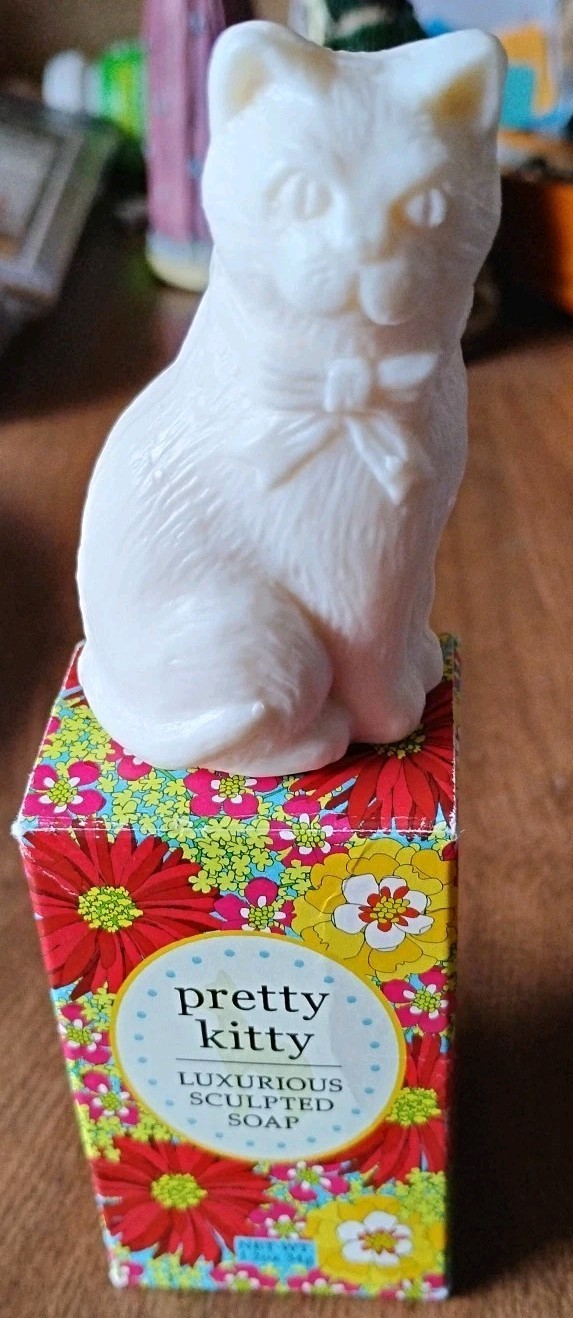Pretty Kitty Luxurious Sculpted Soap NIB 😻