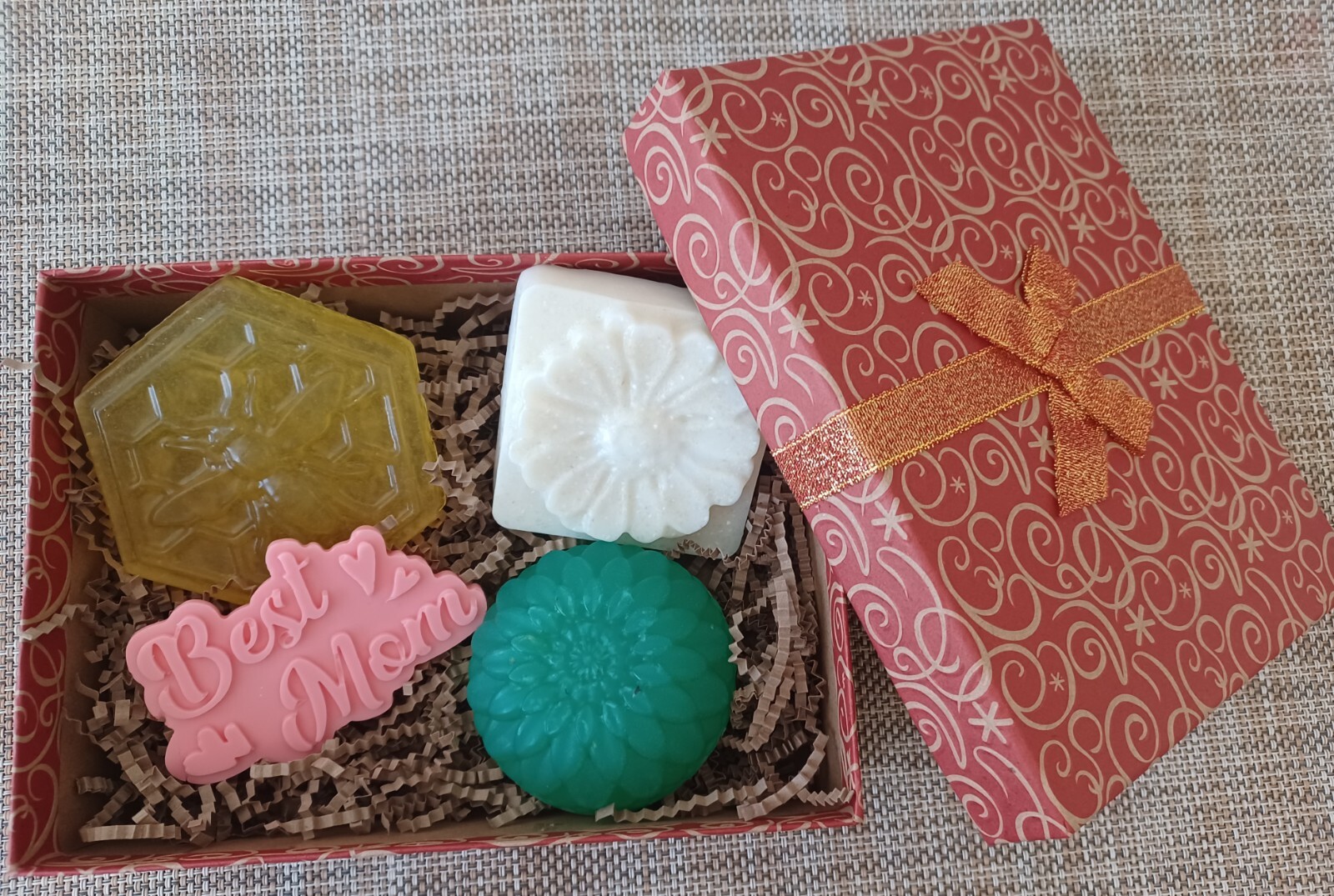 Handmade Soaps 100% natural, pack of 4 Soaps. One for $8.00 dlls choose yours.