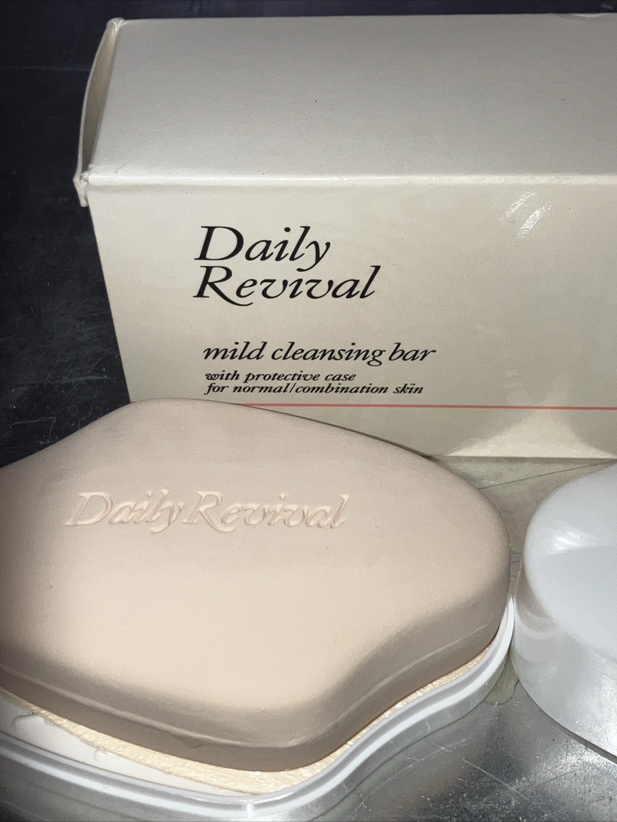 Avon Daily revival Mild cleansing bar with protective case 5 Oz NEW