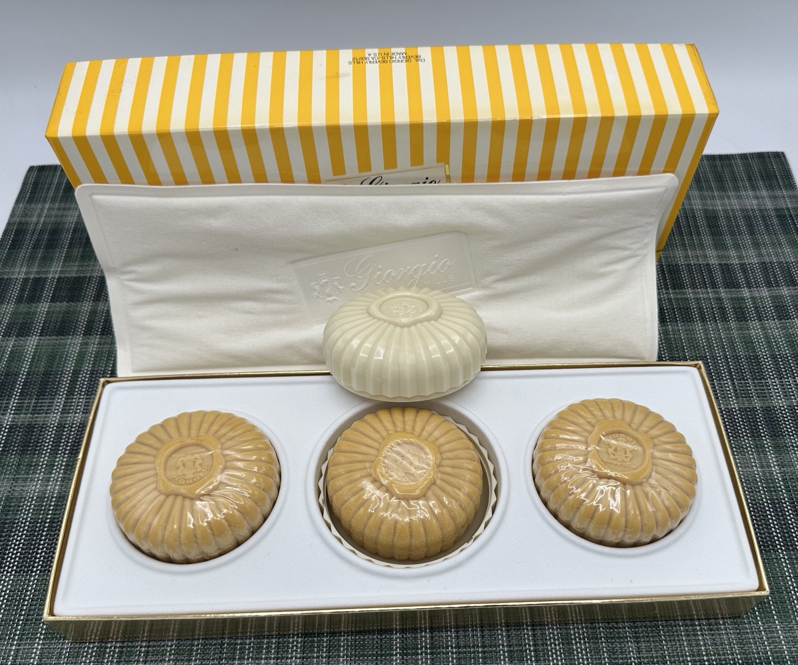 Giorgio Beverly Hills Extraordinary Perfumed Soap 3 Soap Set 10.5 oz