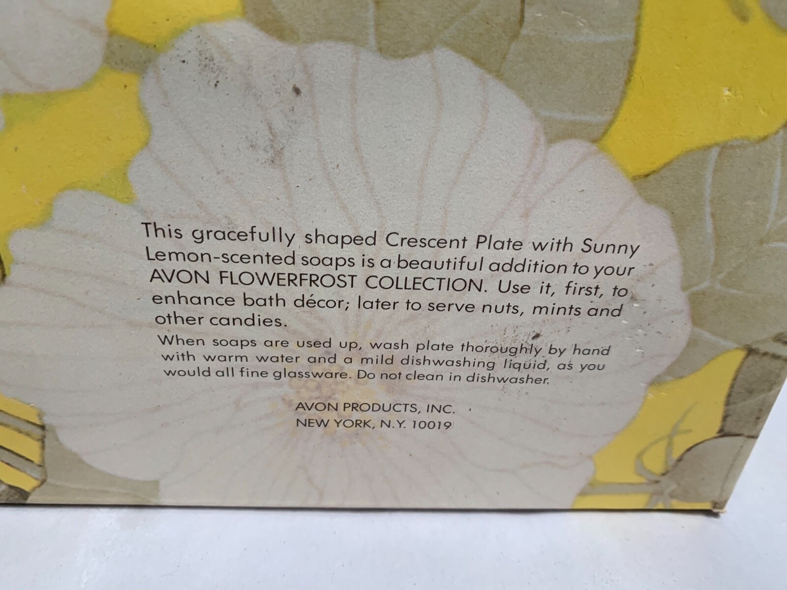 UNUSED Avon FlowerFrost Collection Crescent Glass Plate 3 Sunny Lemon Soaps (A2)