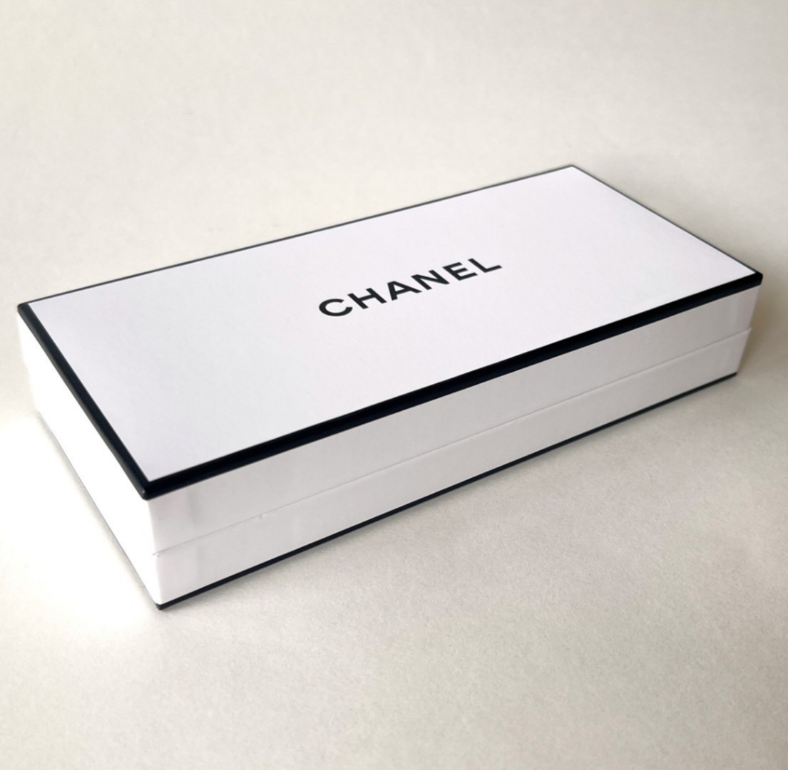CHANEL No 5 L’EAU Eau de Toilette mini (1.5 ml) + Perfumed Soaps (75 g X 2) Set