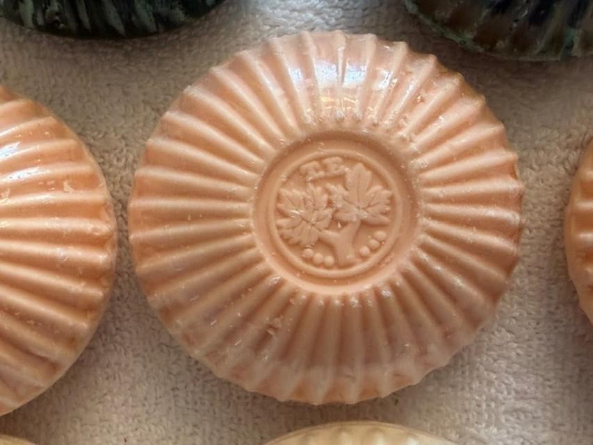 Lot of 8 Vintage (7 NEW) Oak Leaf and Acorn Round & Fluted Design SOAP TE Logo!