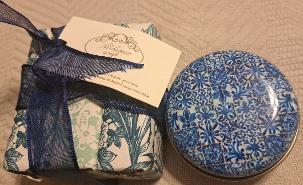 Alchimia Soap 3 Bar With Round Lavender Scent Soap In Tin. Round soap dropped.