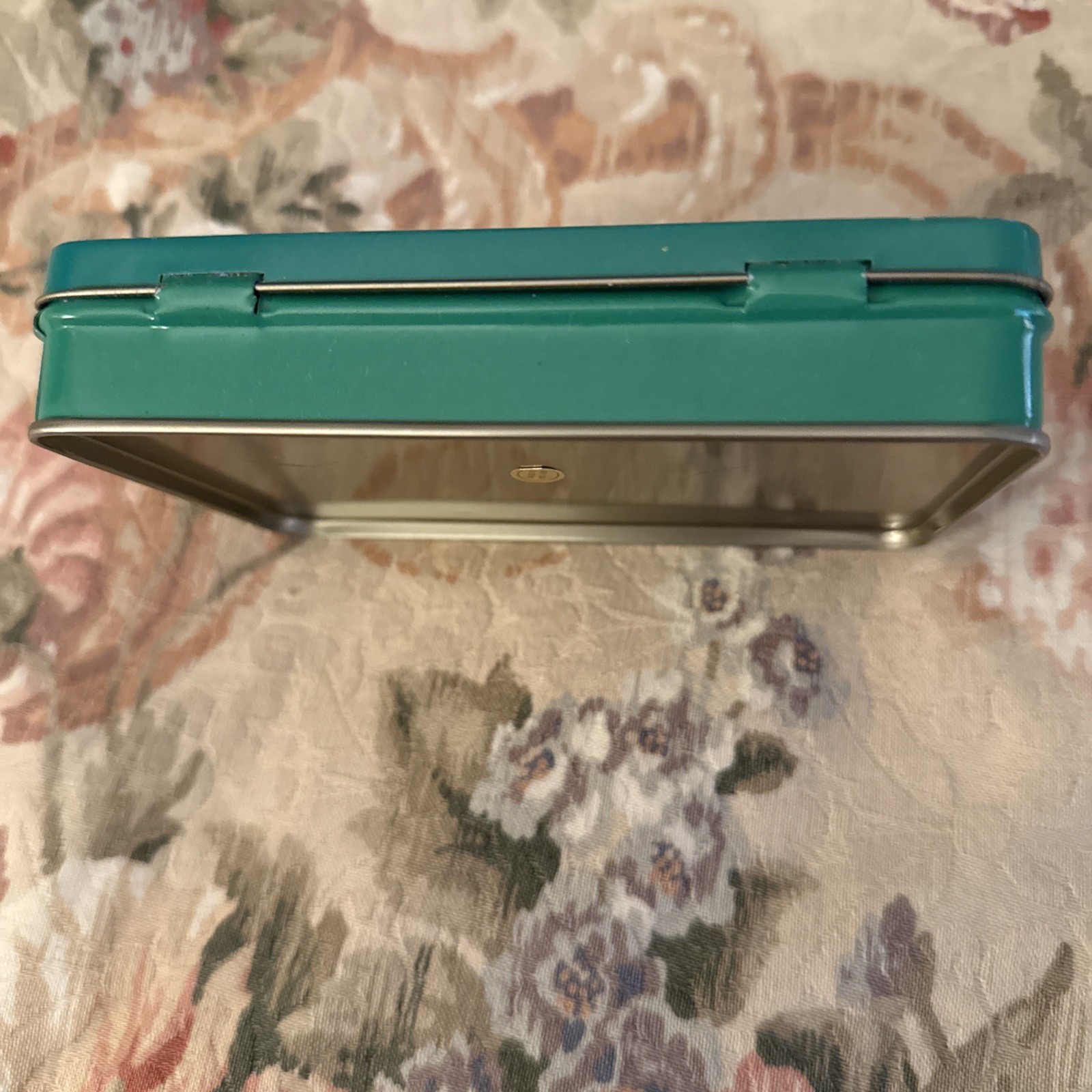 Rose Shaped & Perfumed Guest Soaps (9/12) in Hinged Metal Tin Vtg MCM Hong Kong