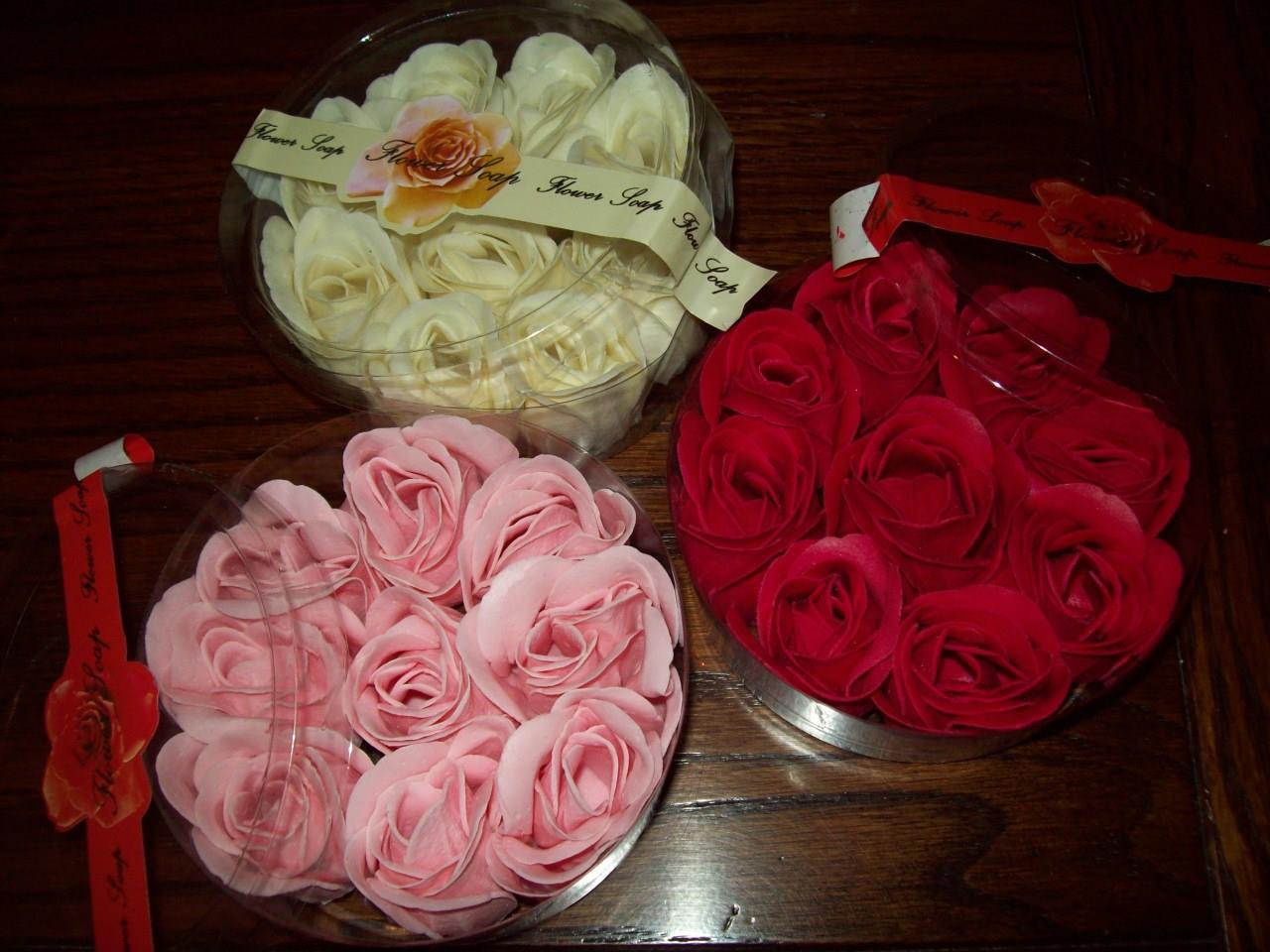NWT VALENTINE FLORAL ROSE SCENTED FLOWER SOAP PETALS FOR SOAP DISH