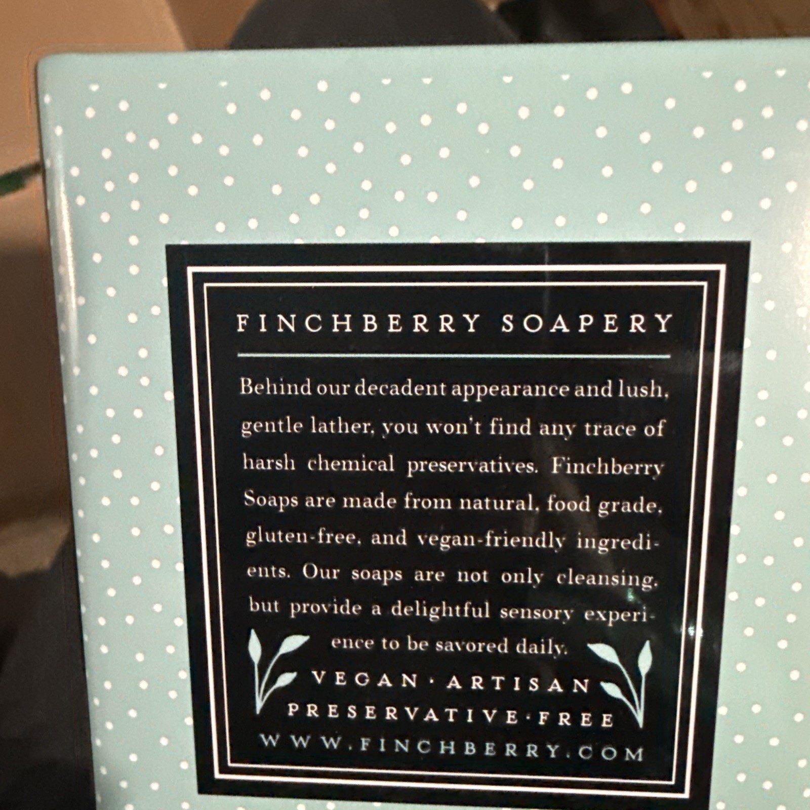 New Finchberry Artisan Soap Sampler Tin Box 8 bars Vegan Smells Wonderful