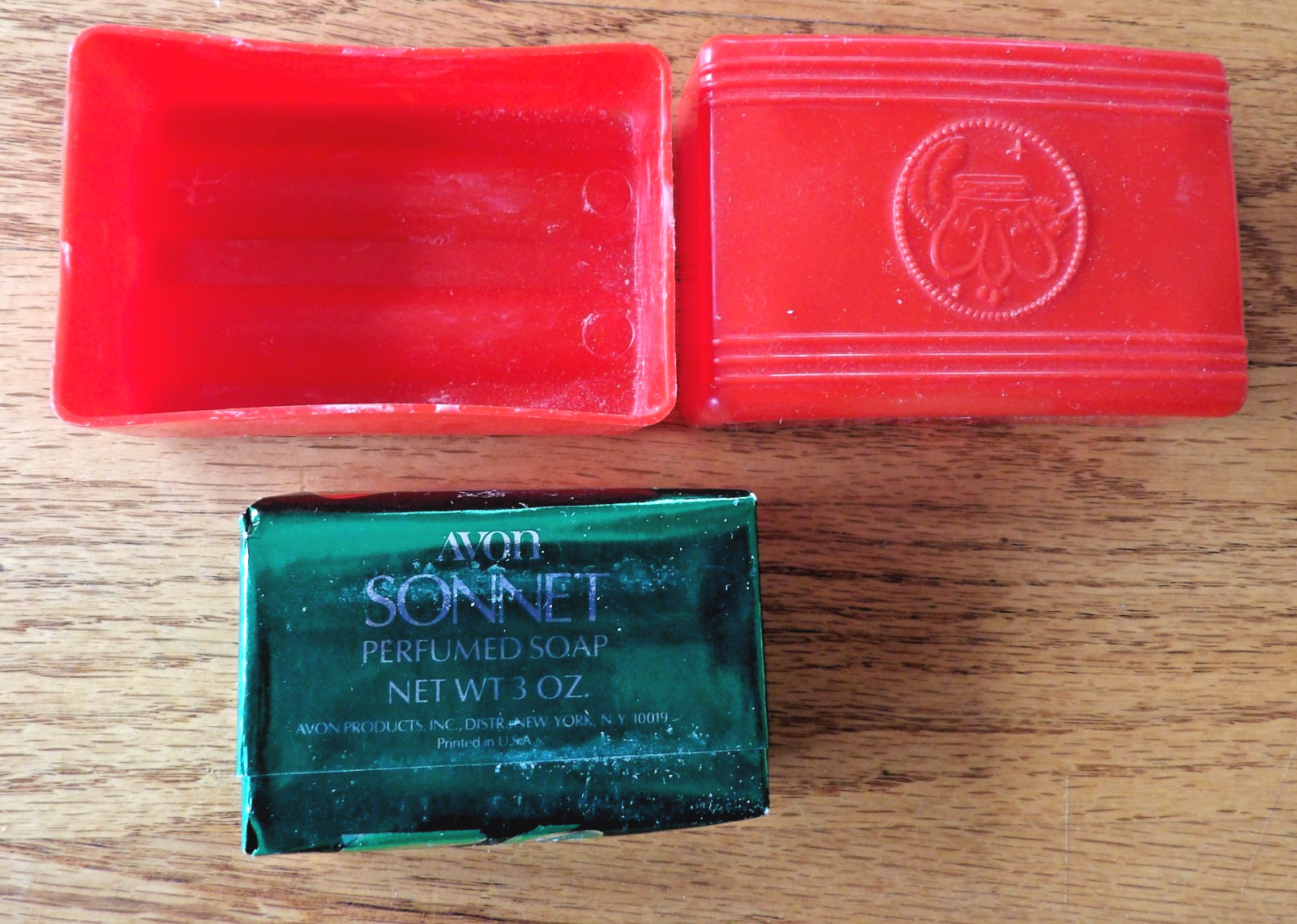 Avon Sonnet Perfumed Soap New in Red Plastic Travel Soap Holder 3 Oz. Vintage