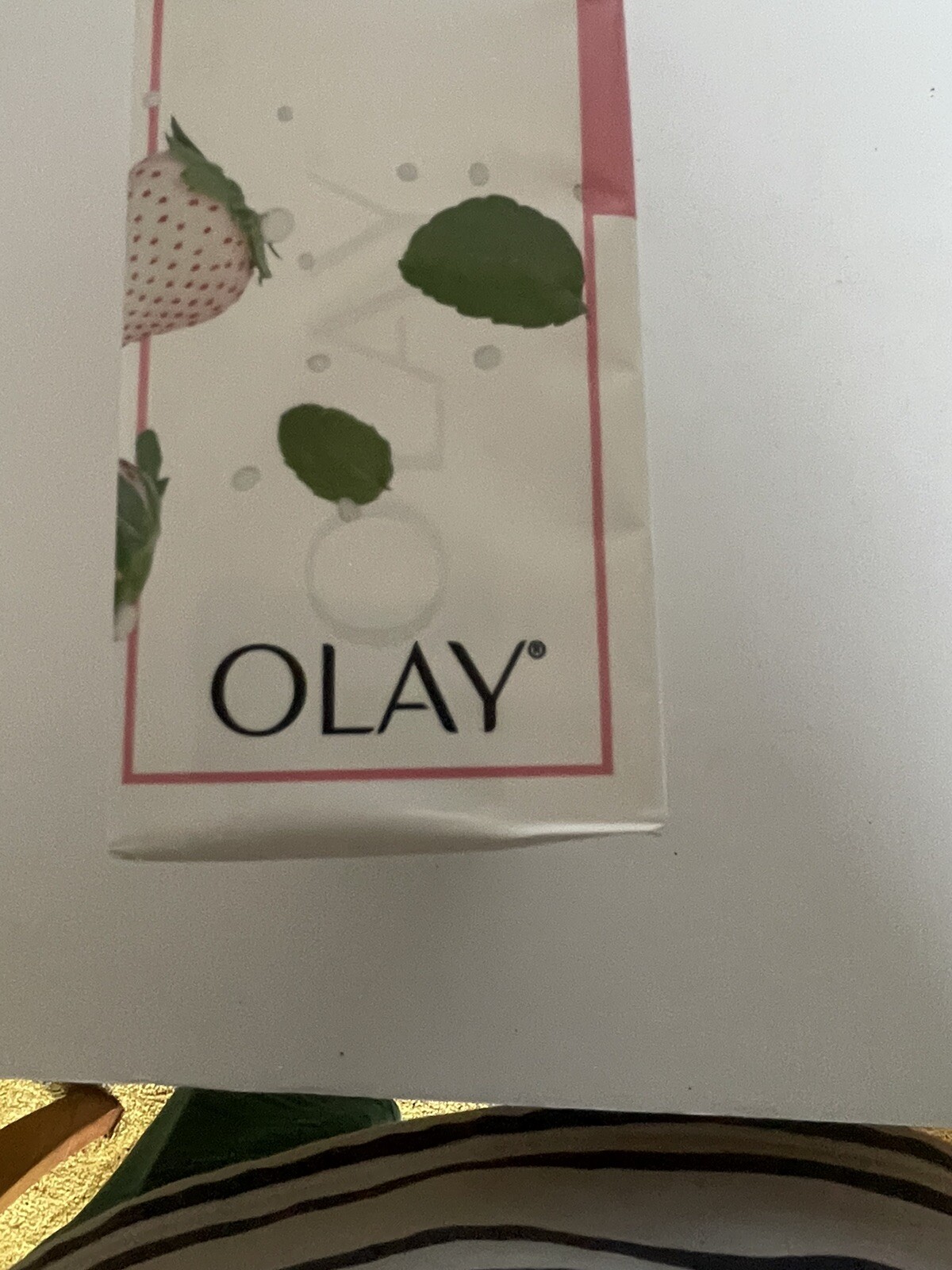 Olay Fresh Outlast Clean Fresh Smooth Skin White Strawberry Mint 8 Pack Bar Soap