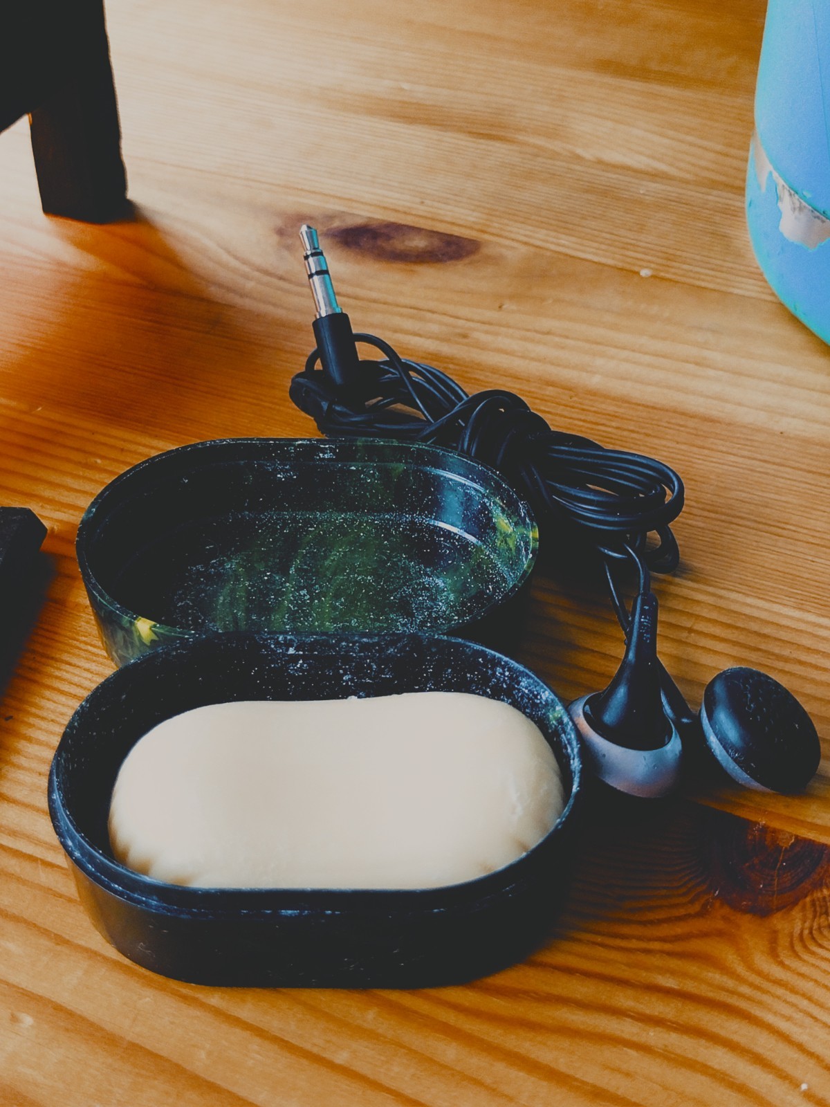 ✨🎧 vintage EARBUD HEADPHONES SOAP TRAVEL CASE Israel EILAT 🏨🧼 HOTEL SOAP ysl