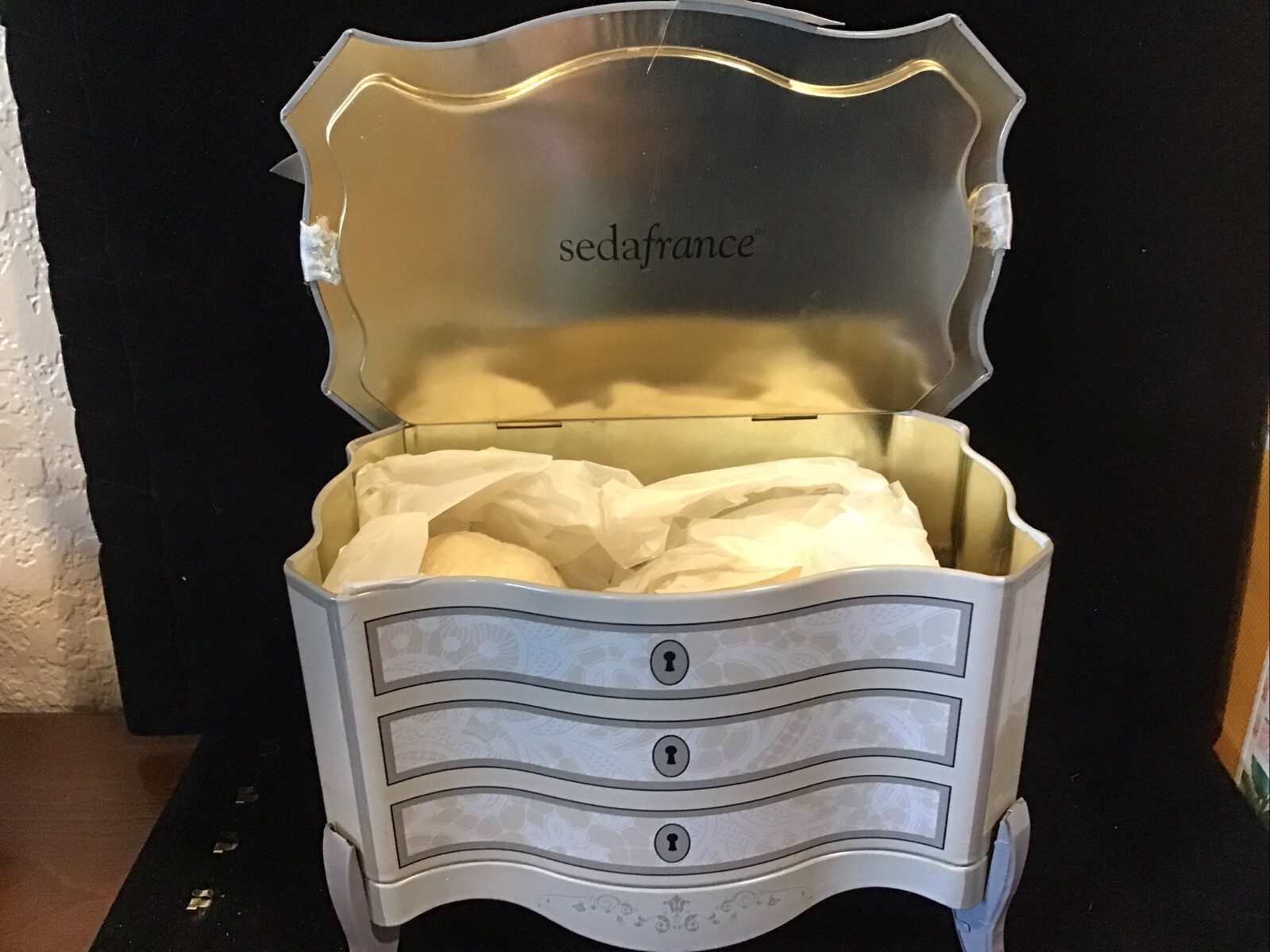 Metal Gift Box With Perfume Soap By Seda France, Unique Gift. Celling Inventory