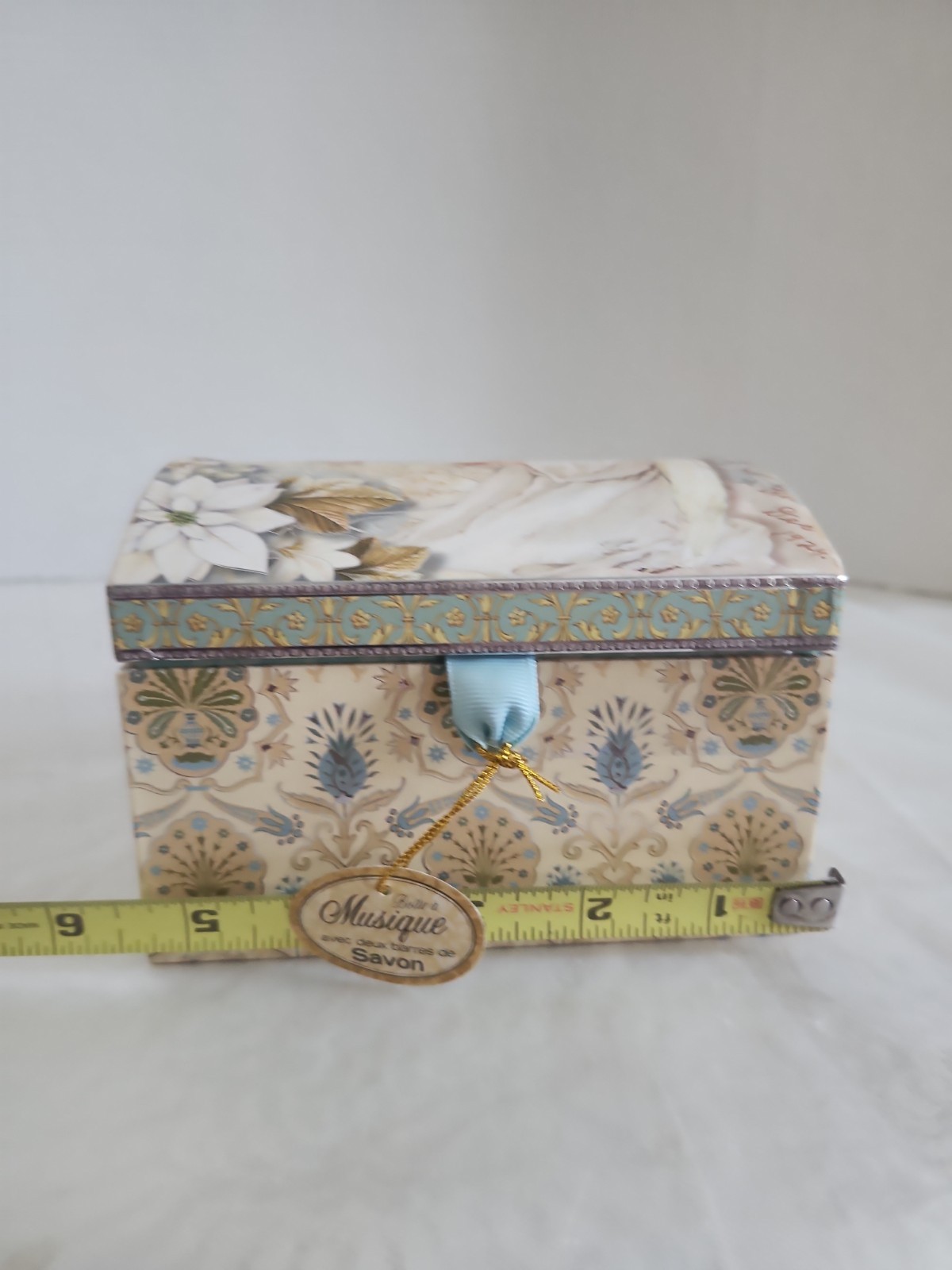 Punch Studio Angel Music Box Almond & savon Soap Plays Beethoven’s Ode to Joy