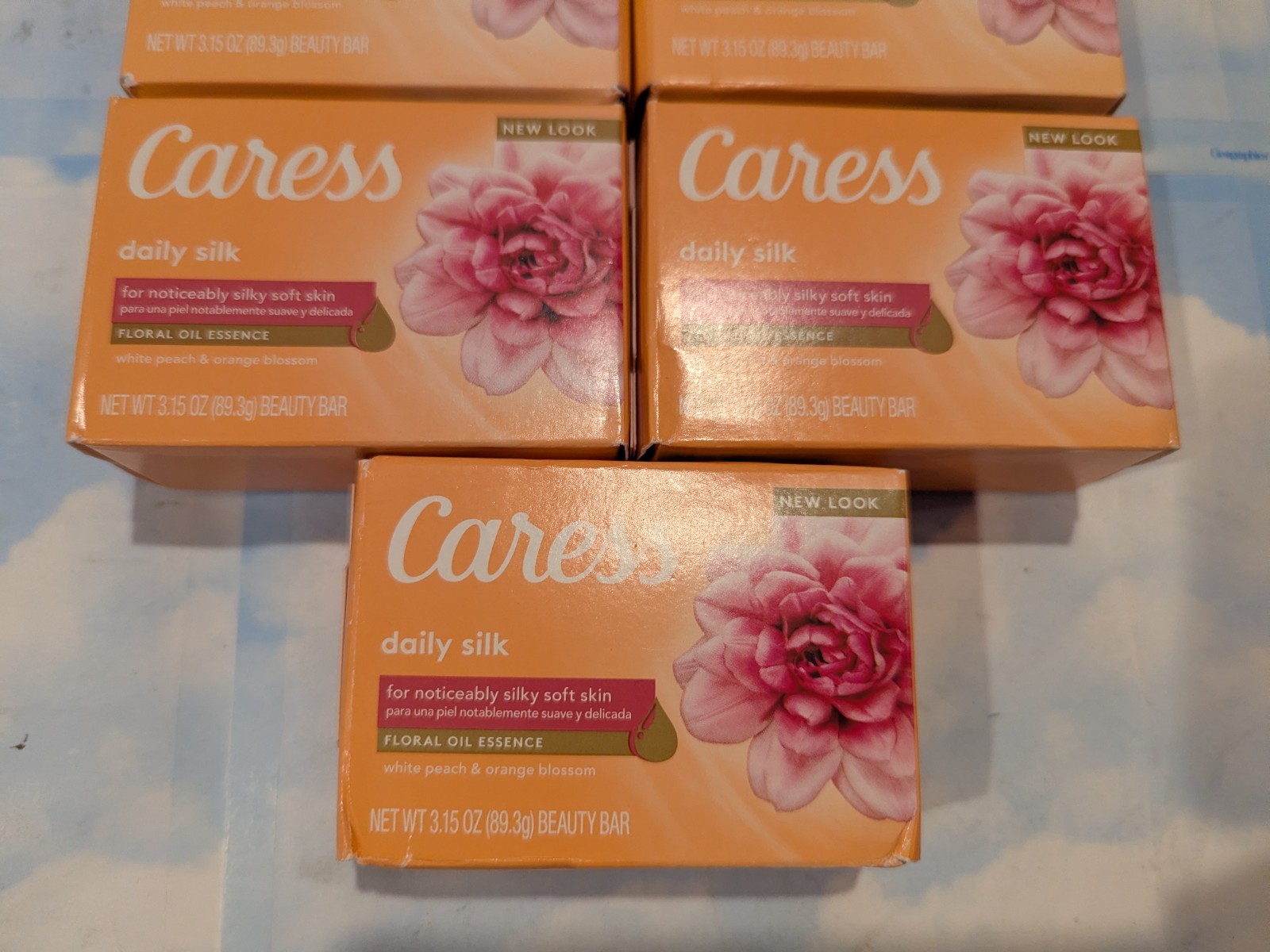 LOT (14) CARESS DAILY SILK BAR SOAP FLORAL OIL ESSENCE 3.15/3.75 OZ