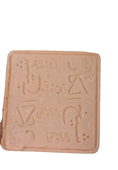 Natural soap made from olive oil and tulip flower perfume, containing 9 pieces f