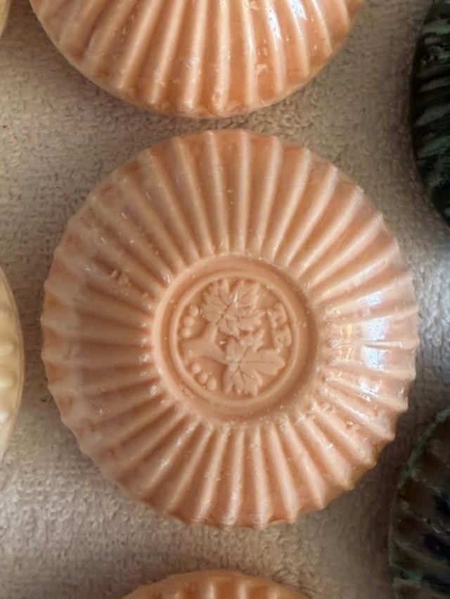 Lot of 8 Vintage (7 NEW) Oak Leaf and Acorn Round & Fluted Design SOAP TE Logo!