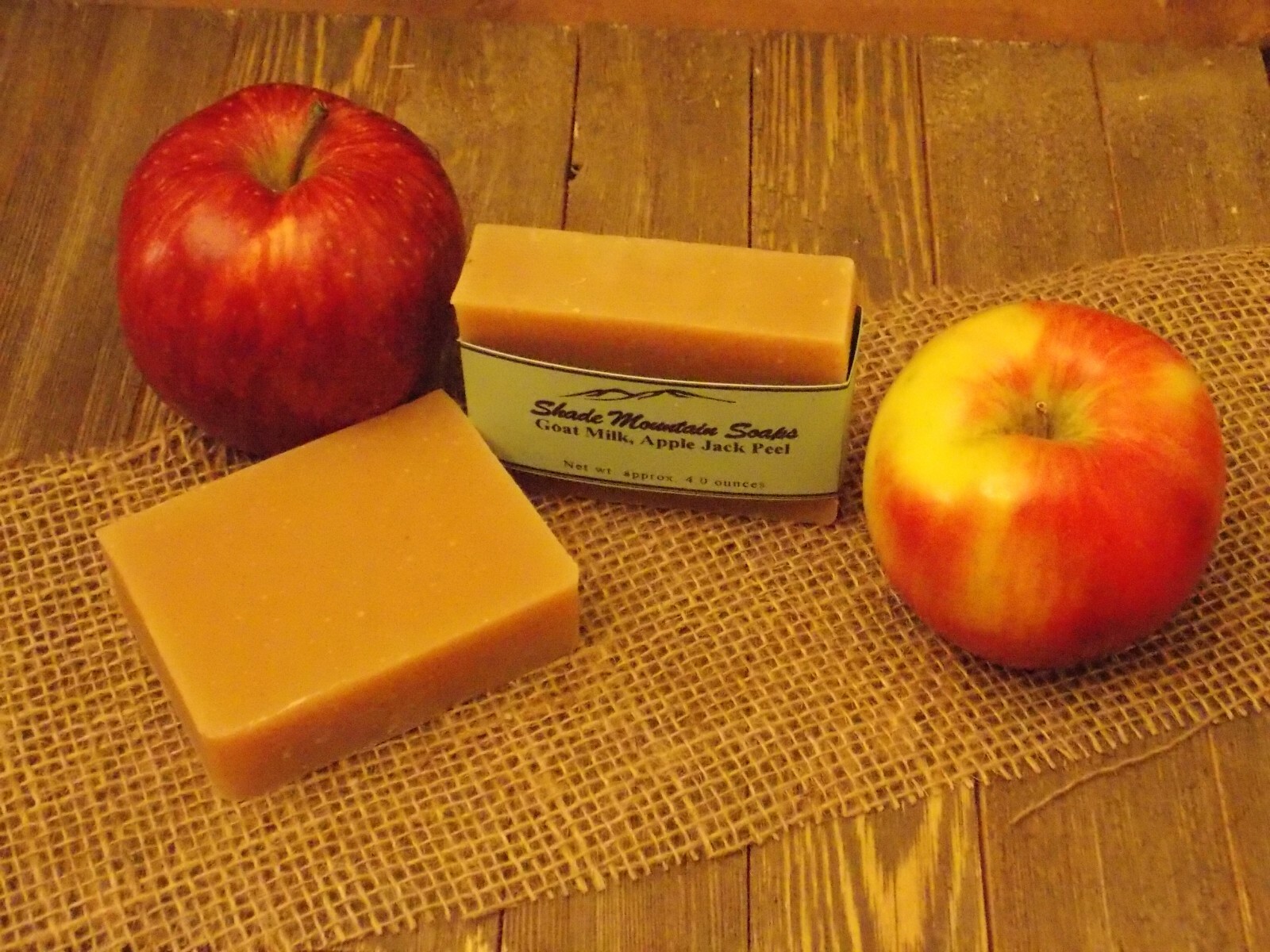 Goat Milk Soap Homemade / Handmade Moisturizing – 4 oz – Apple & Cinnamon