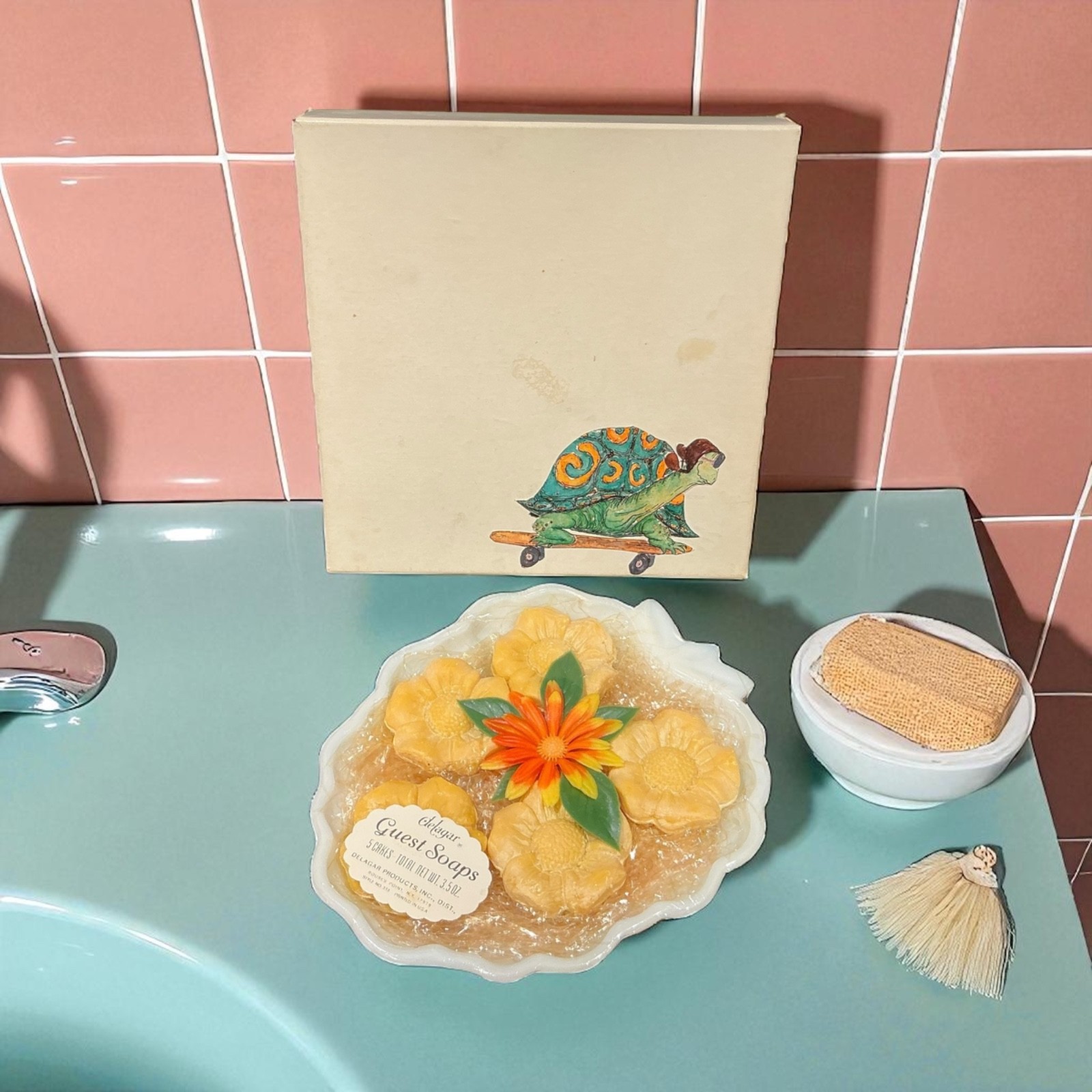 Vtg Delagar 5 Guest Daisy Flower Soap Cakes Milk Glass Lily Pad Bowl Tray Dish