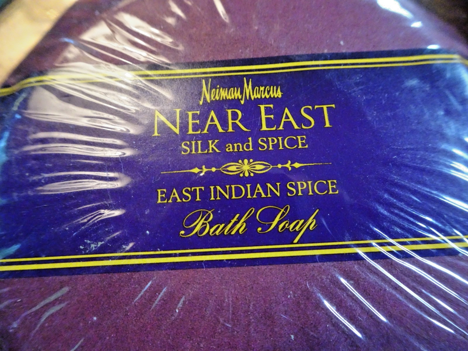 NEIMAN MARCUS NEAR EAST BATH SOAP IN SOAP DISH, NEW, SILK & SPICE, 4.4 OUNCES