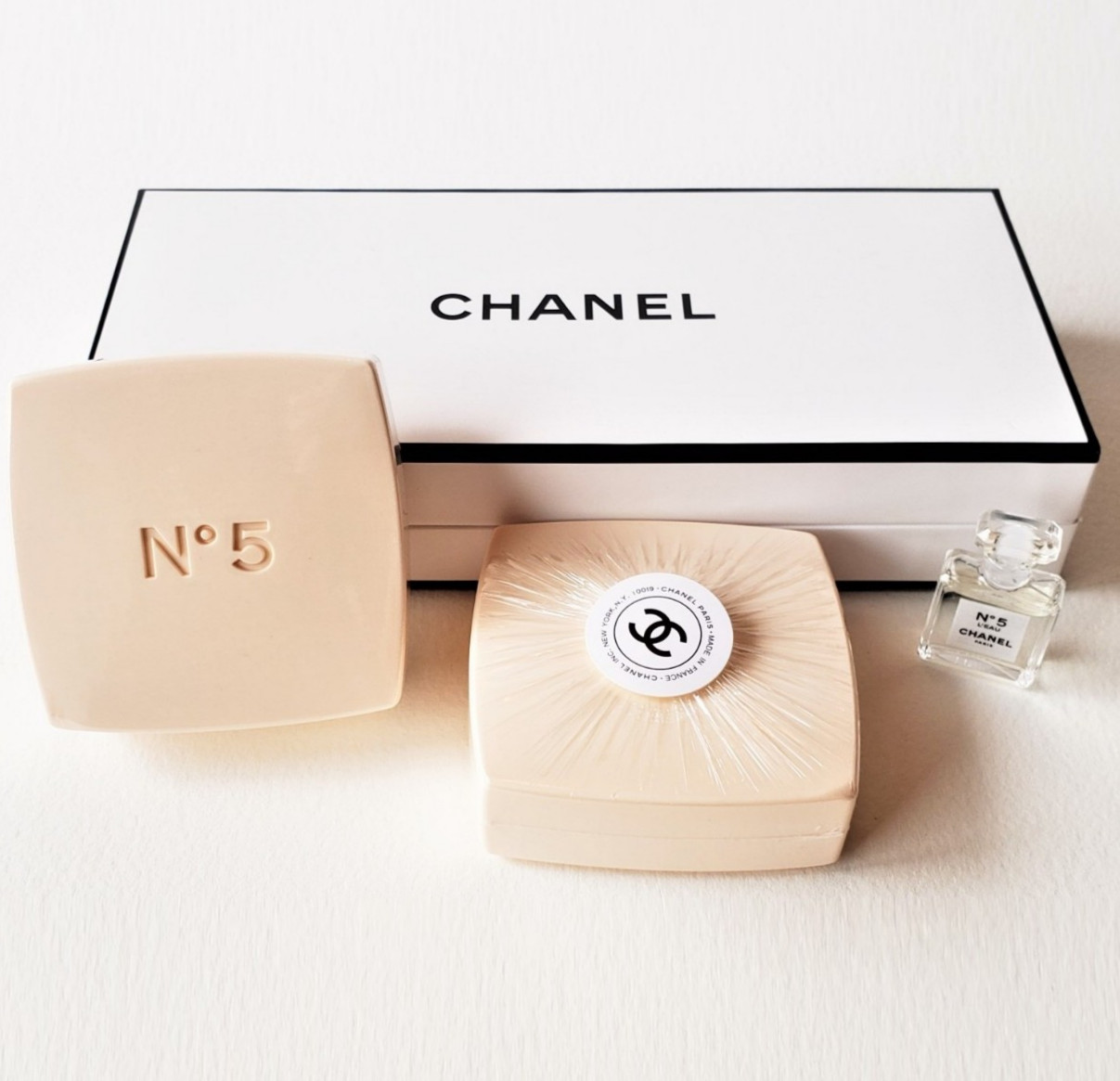 CHANEL No 5 L’EAU Eau de Toilette mini (1.5 ml) + Perfumed Soaps (75 g X 2) Set