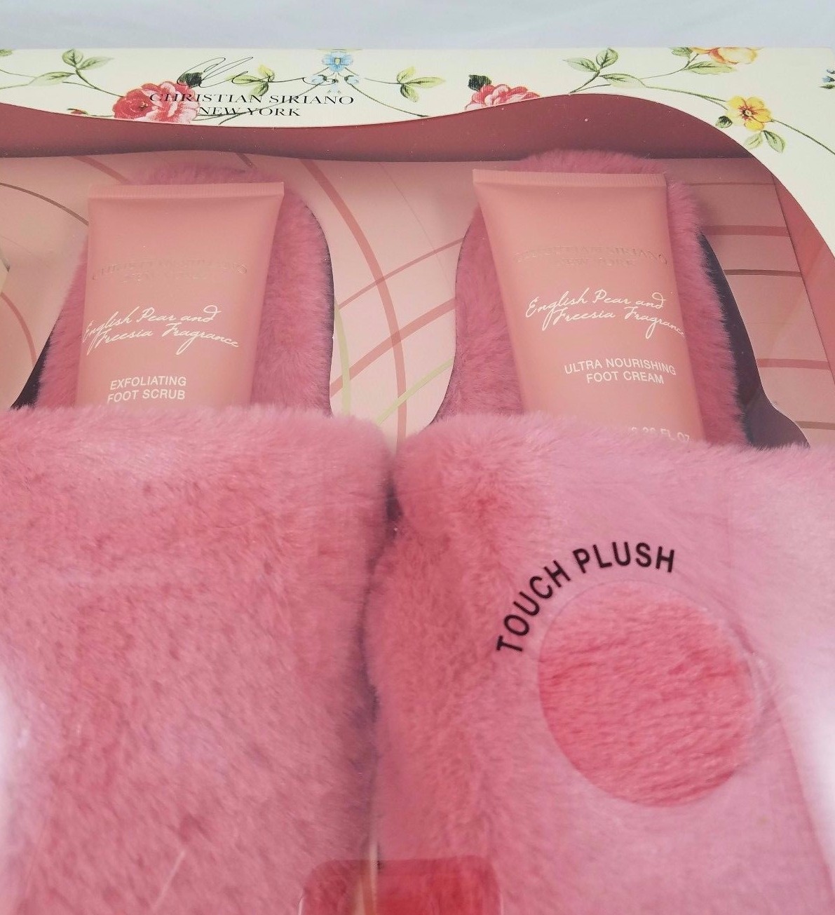 Christian Siriano New York English Pear & Freesia Bath Scrubs Gift Set Slippers