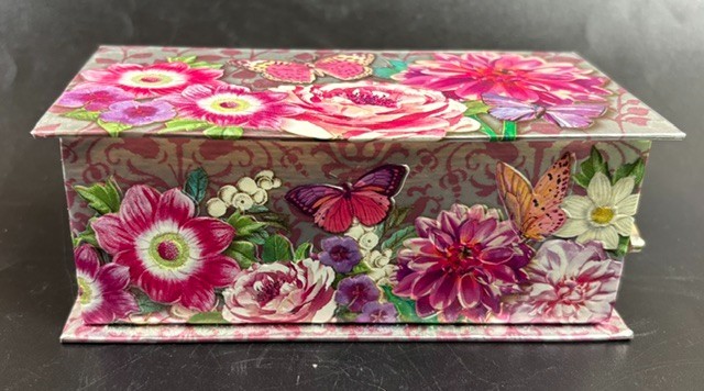 VTG Pooch & Sweetheart Flower & Butterfly Music Box with Sealed Soap – Free Ship
