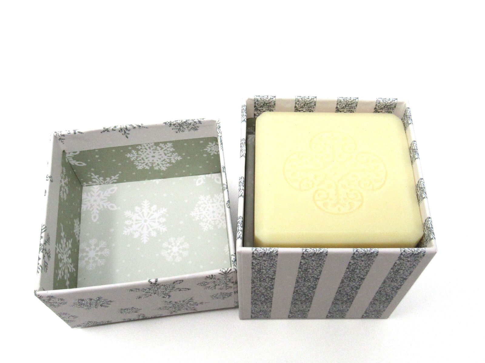 Punch Studio 3.5 oz Cranberry Soap Bar in Snowflake Jewel Music Box 17732 xmas