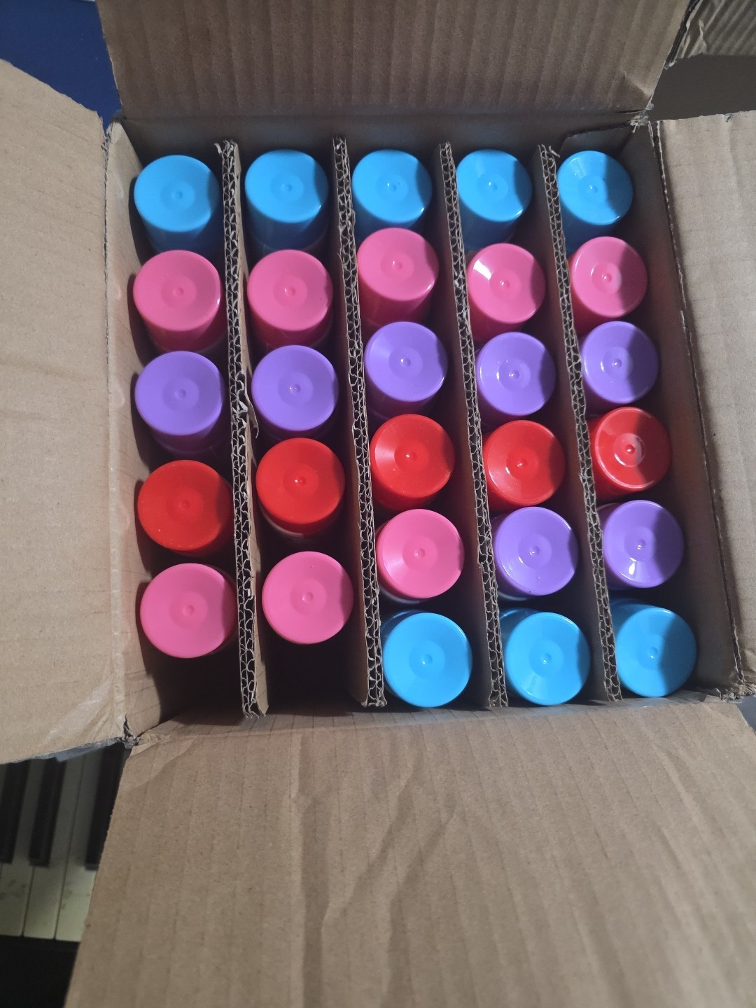 Box of 28 Crayola Bath Paint Blue, Red, Purple And Pink