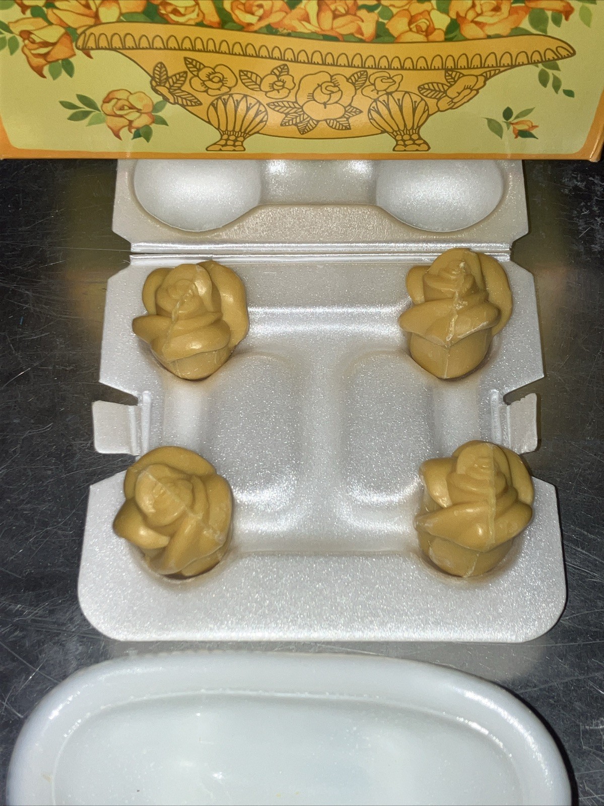 🌸AVON Beauty buds Milk glass bathtub soap dish w Yellow rose soaps