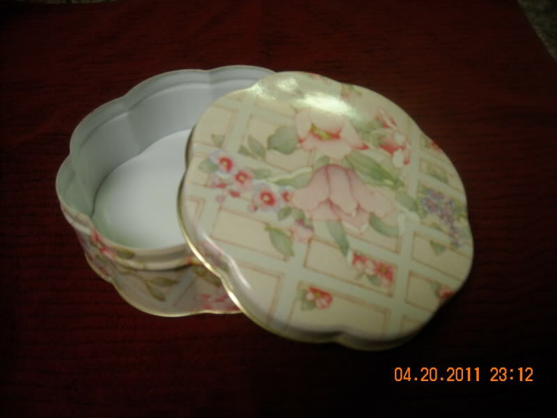 AVON TENDER BLOSSOMS BEAUTY DUST CONTAINER