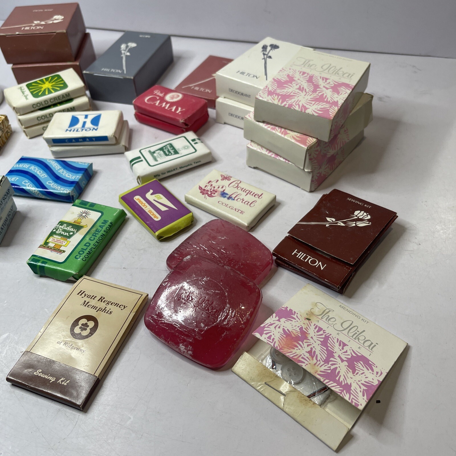 Lot of 28 Miscellaneous HOTEL SOAP BARS Travel Various Types – Brands – + Extras