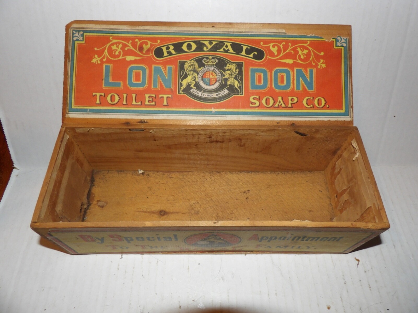 RARE Antique Royal London Toilet Soap Co. Box Great Graphics