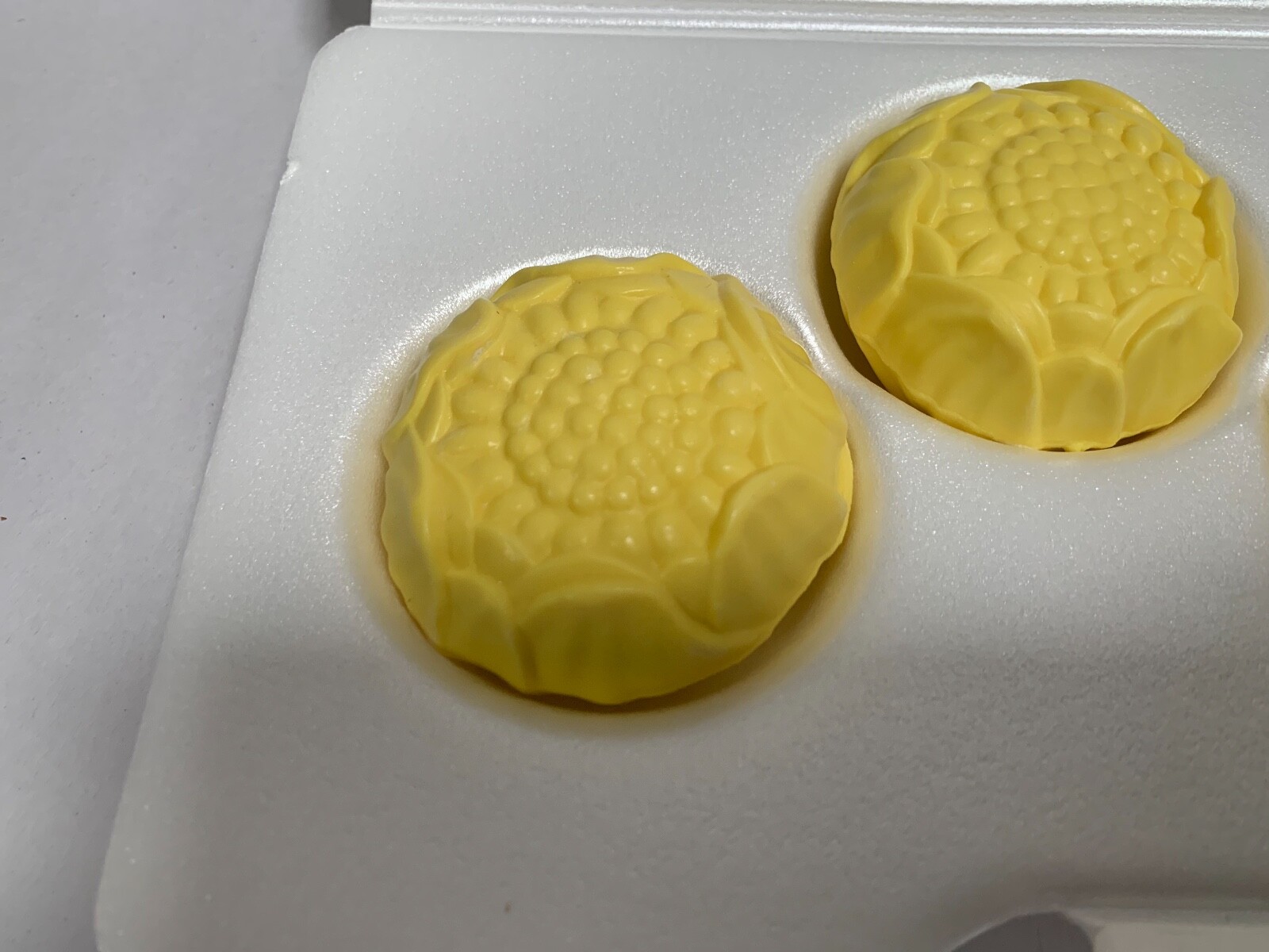 UNUSED Avon FlowerFrost Collection Crescent Glass Plate 3 Sunny Lemon Soaps (A2)