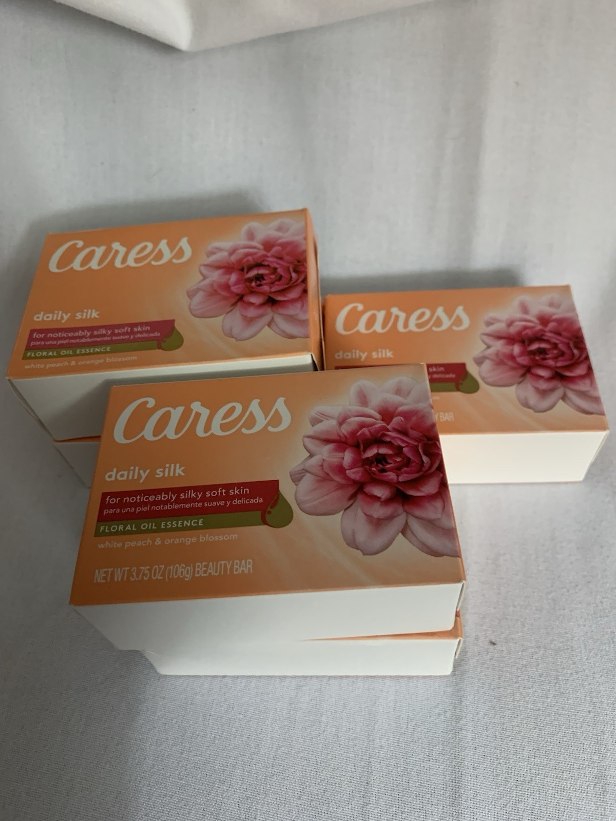 Caress Daily Silk Floral Oil Essence Silky Soft Skin Bar Soap, 3.75 oz. 5 Bars