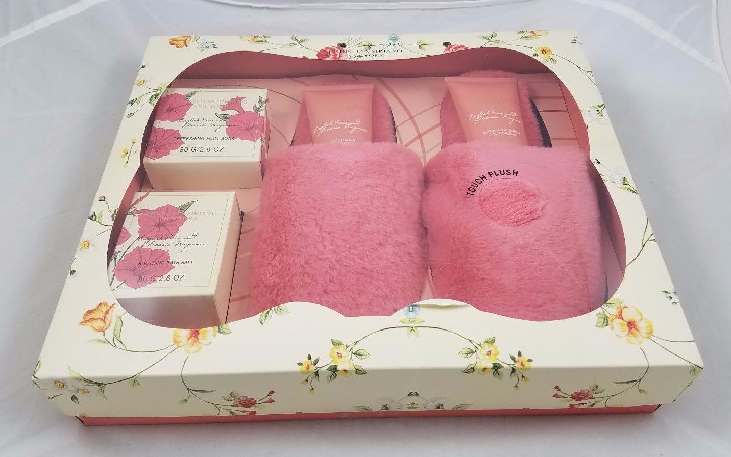 Christian Siriano New York English Pear & Freesia Bath Scrubs Gift Set Slippers