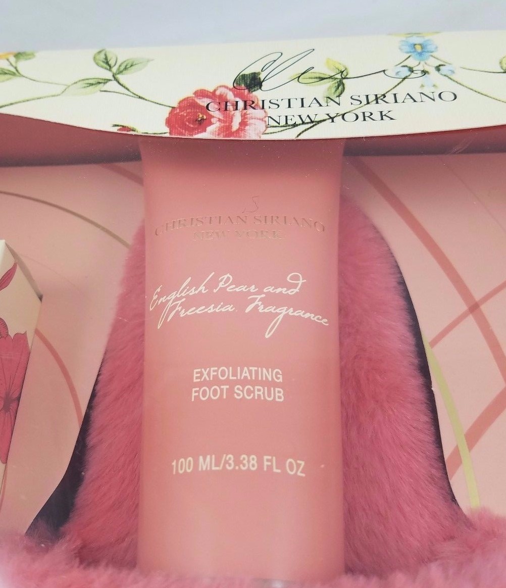 Christian Siriano New York English Pear & Freesia Bath Scrubs Gift Set Slippers