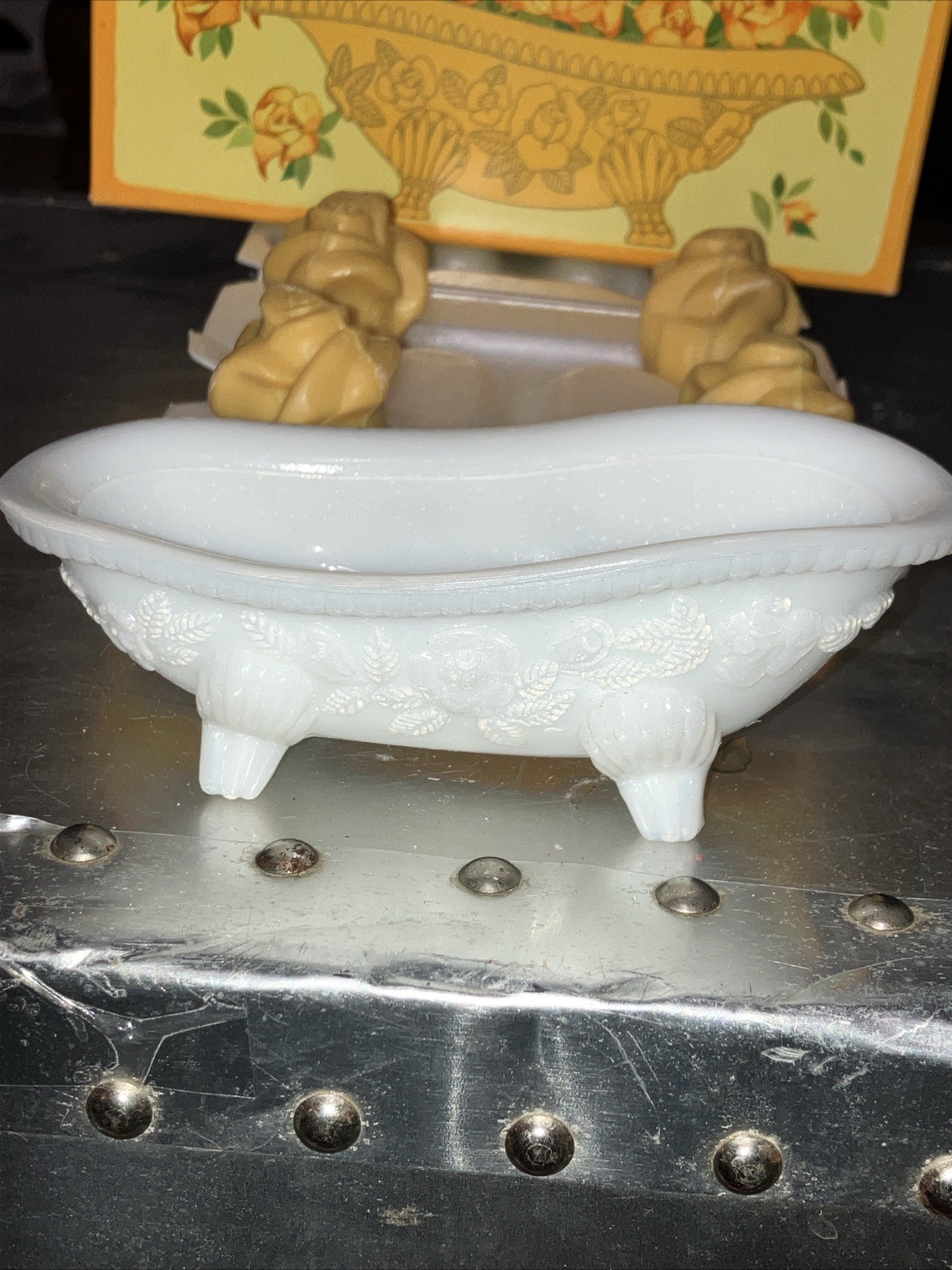 🌸AVON Beauty buds Milk glass bathtub soap dish w Yellow rose soaps