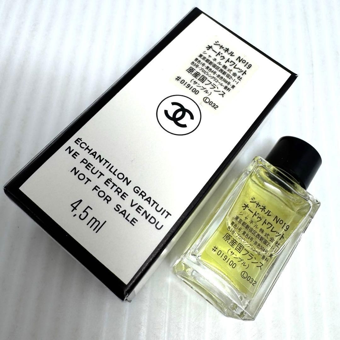 Unused CHANEL No. 19 Savon Soap100g & Perfume Set (Soap) 4.5ml from Japan
