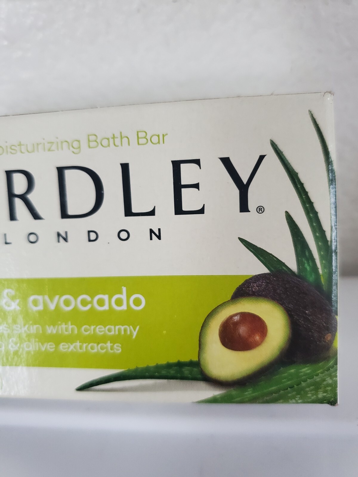 Yardley ALOE & AVOCADO Moisturizing Bath Bar, Nourishes Skin with Creamy 4.25oz