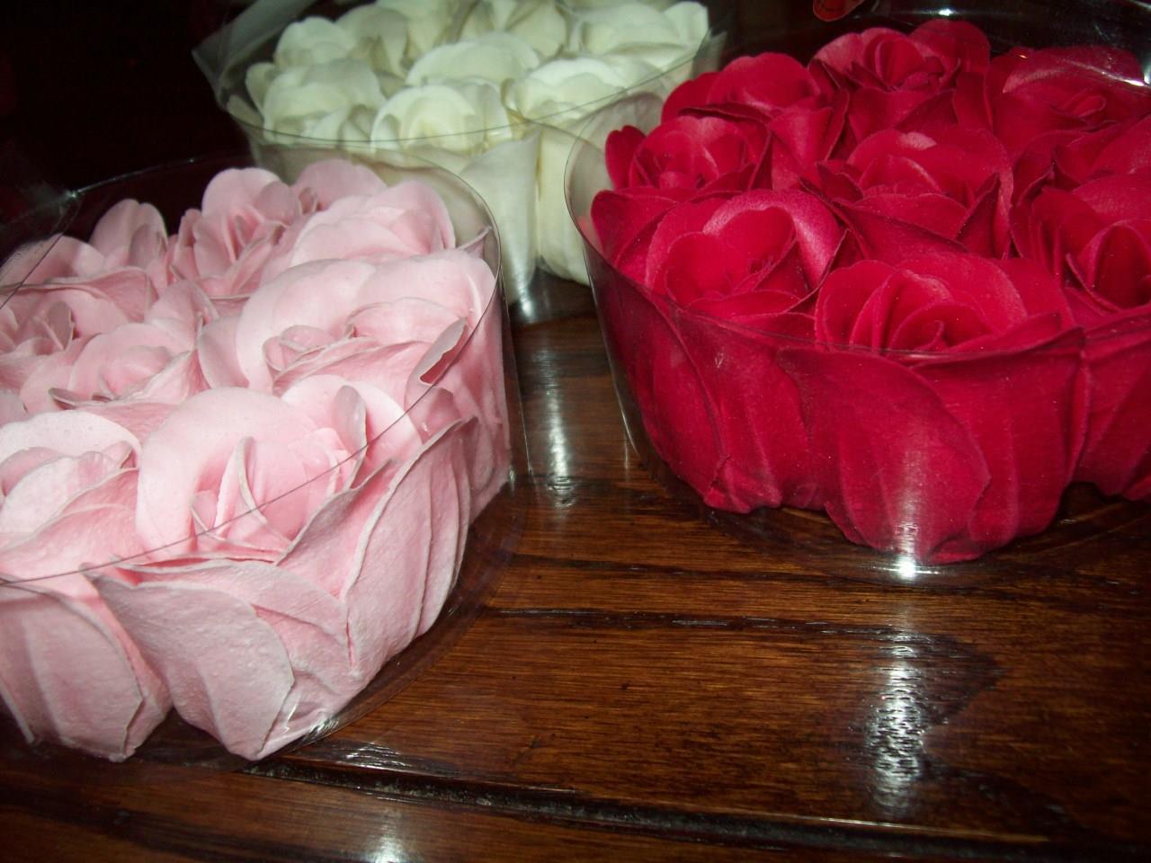 NWT VALENTINE FLORAL ROSE SCENTED FLOWER SOAP PETALS FOR SOAP DISH
