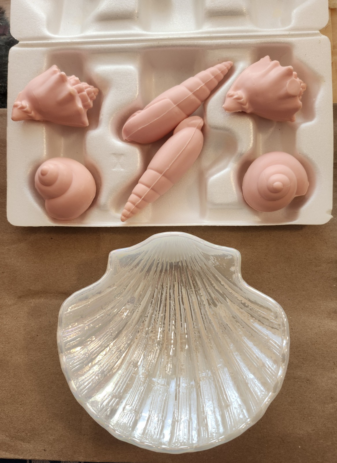 Vintage ‘Gift of the Sea’ Soap Dish & 6 Soaps Boxed Set. NOS Iridescent shell