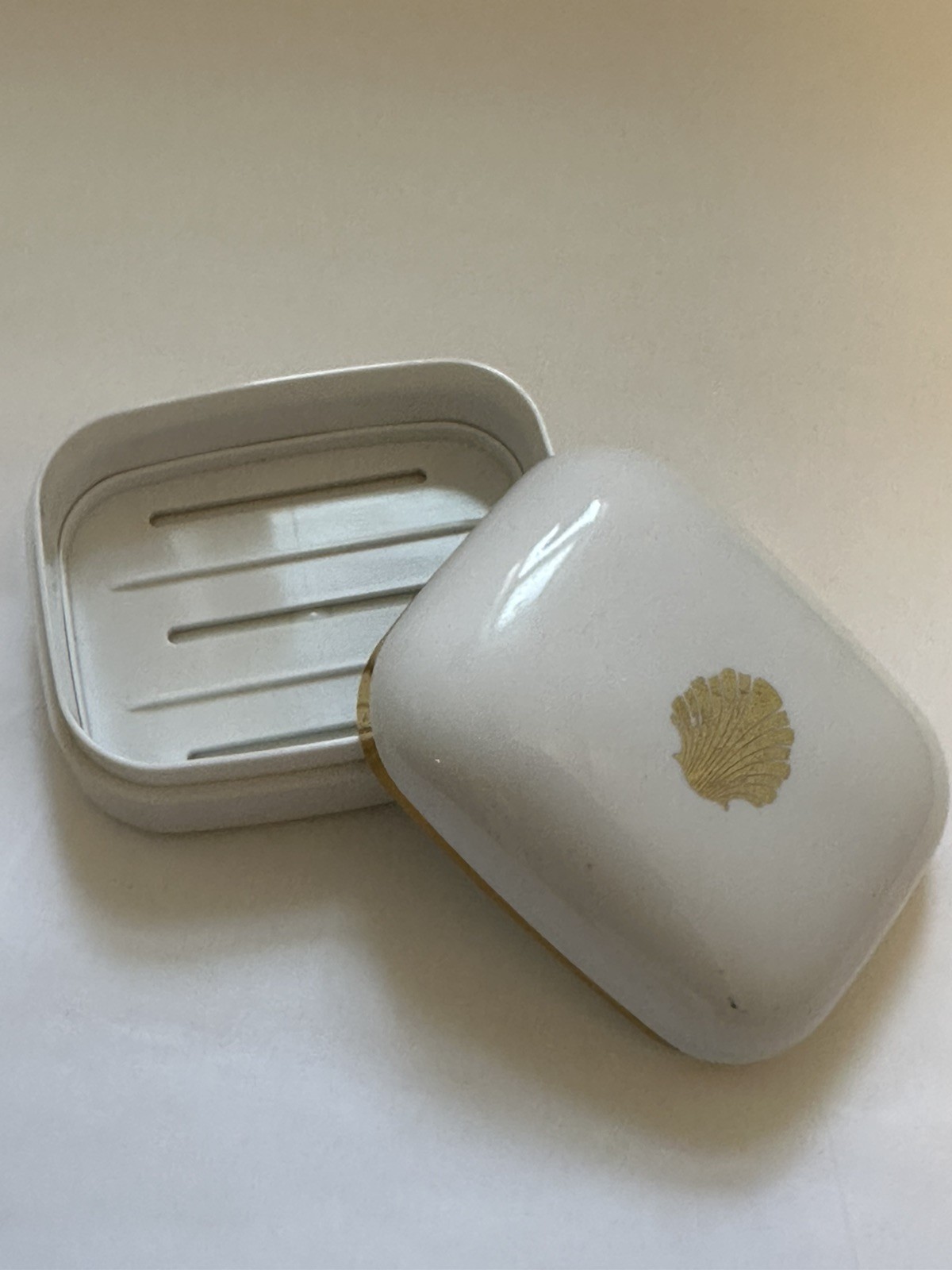 VTG Estee Lauder White Linen Fragrance Soap 4 oz w/ Plastic Soap Dish Shell Logo