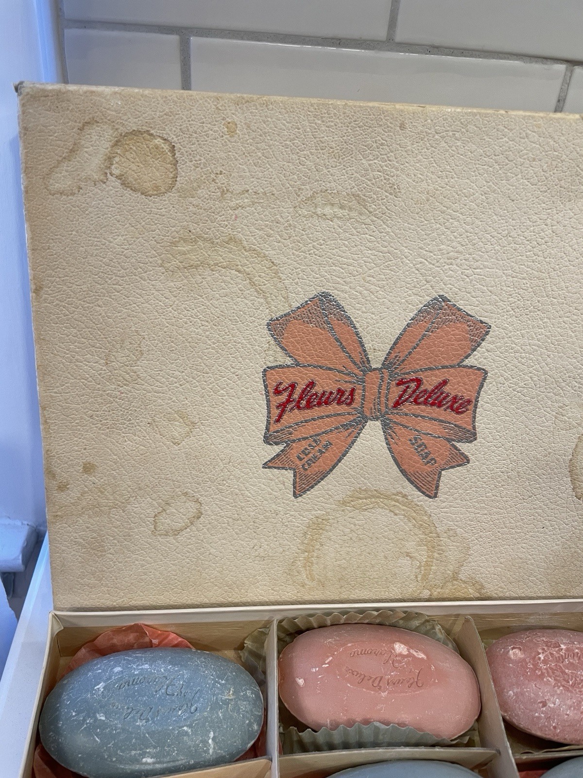 Vtg Fleurs Deluxe Cold Cream Bar Soap Box of 12 Blue Bell Rose Geranium Clover