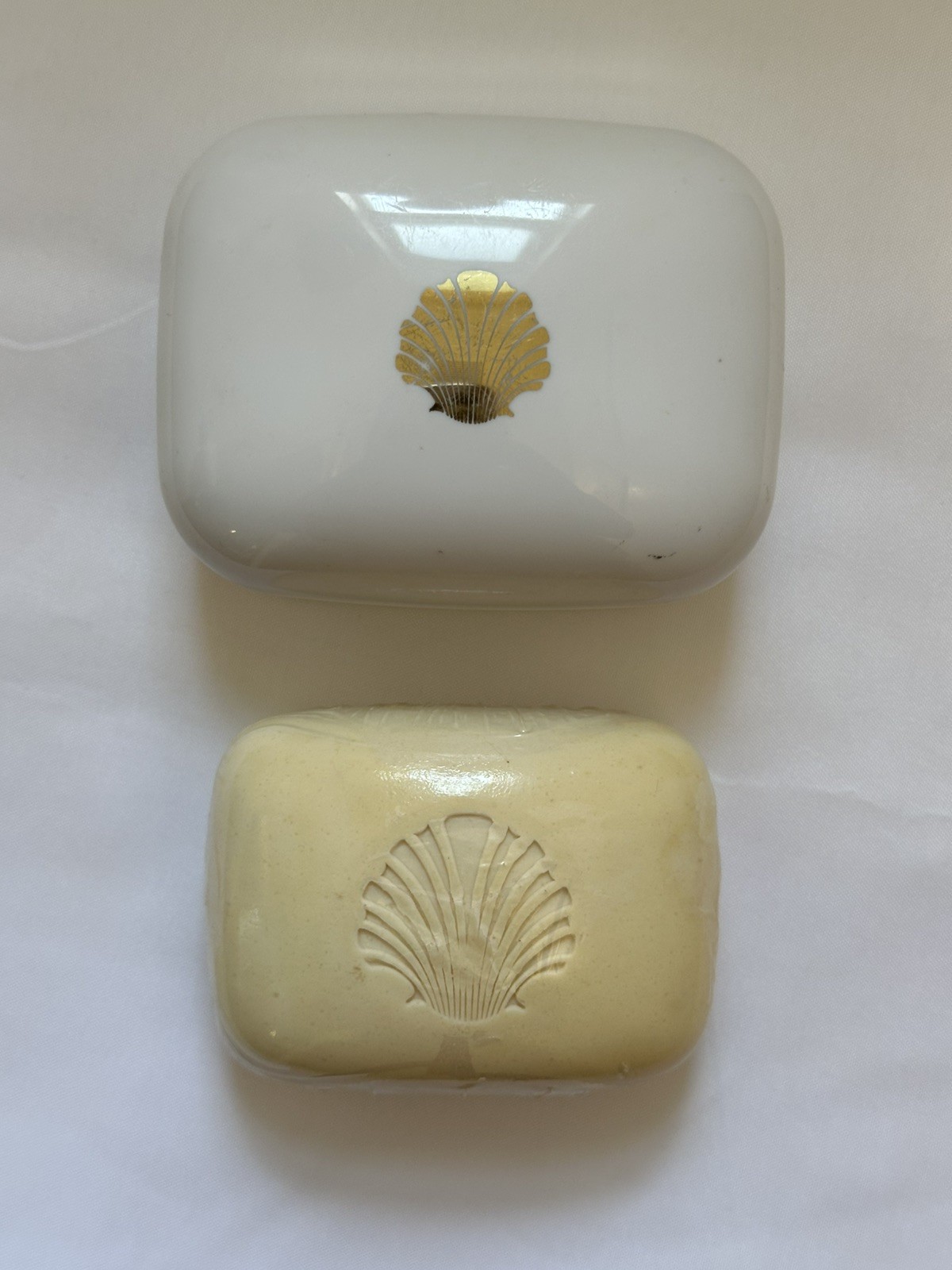VTG Estee Lauder White Linen Fragrance Soap 4 oz w/ Plastic Soap Dish Shell Logo