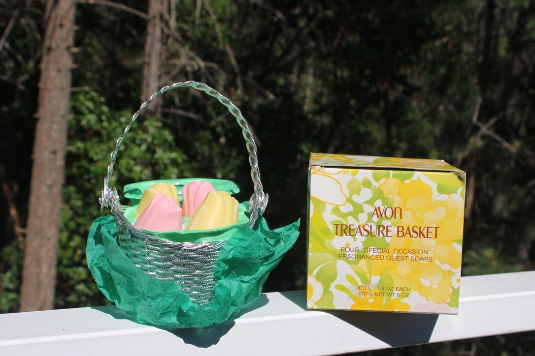 VTG TULIP SHAPED GUEST SOAPS YELLOW & PINK IN BASKET