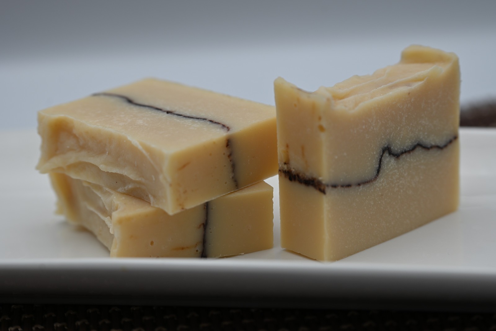 Le Luxe Lather, Luxury Artisan Soap, “Lola”.. Lemon Citrusy Scent..