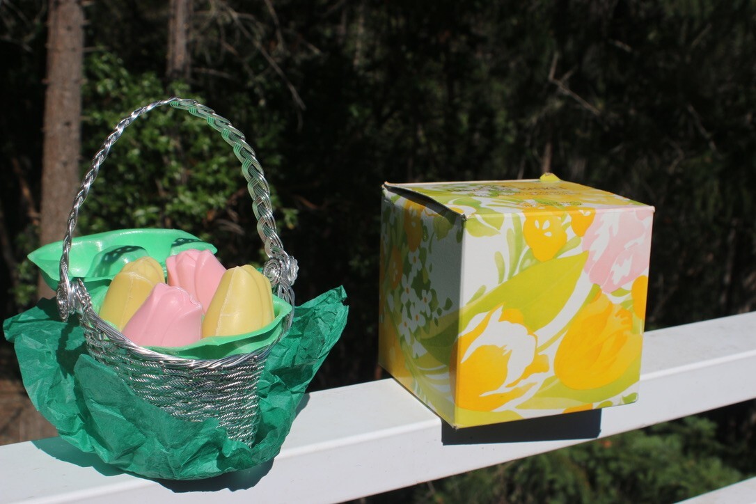 VTG TULIP SHAPED GUEST SOAPS YELLOW & PINK IN BASKET