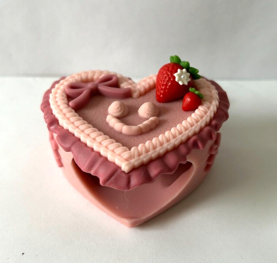 NEW Bath & and Body Works Happy Smiley HEART Cake Pocket HandGel Holder Keychain