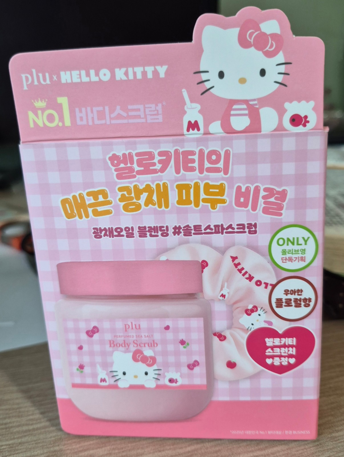 Floo Sanrio Hello Kitty Perfumed Sea Salt Body Scrub Woody Floo + Hair Scrunchie