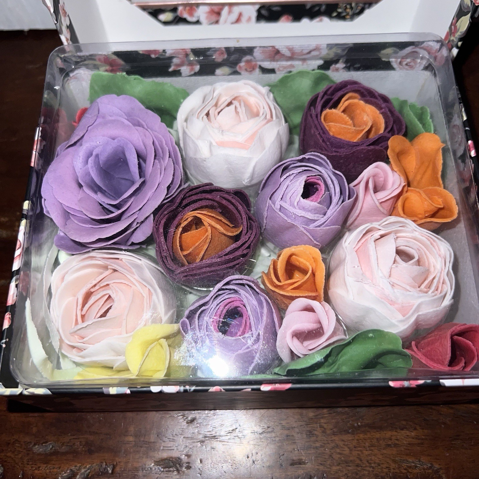 Scented Soap Petals Brilliant Rose Ellen Tracy New Open Box 15 Pcs Fragrant