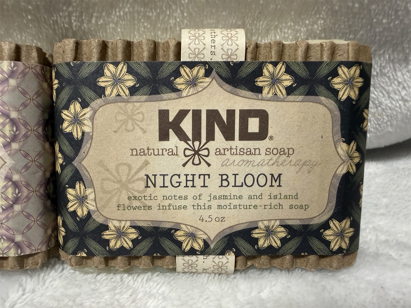 2x KIND NATURAL ARTISSAN SOAP BAR AROMATHERAPY NIGHT BLOOM & LAVENDER FIELDS
